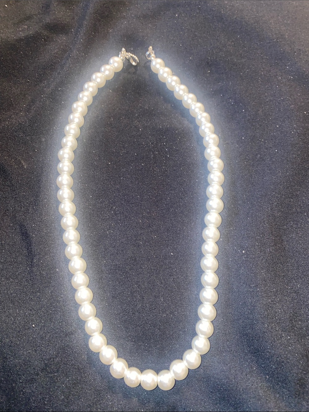 Timeless White (faux) Pearl Necklace with Silver Clasp